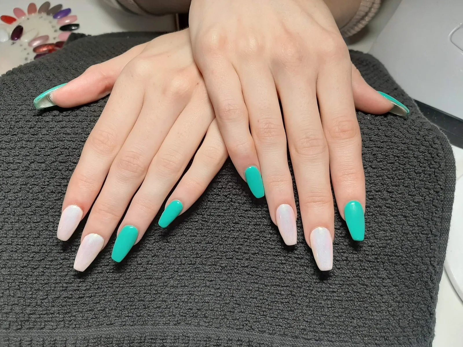 Barevná nehtová modeláž – ukázka práce